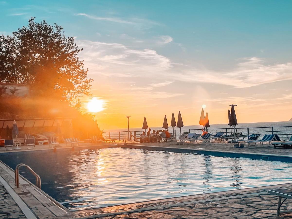 Aqua Holiday Apartments Vlorë Buitenkant foto